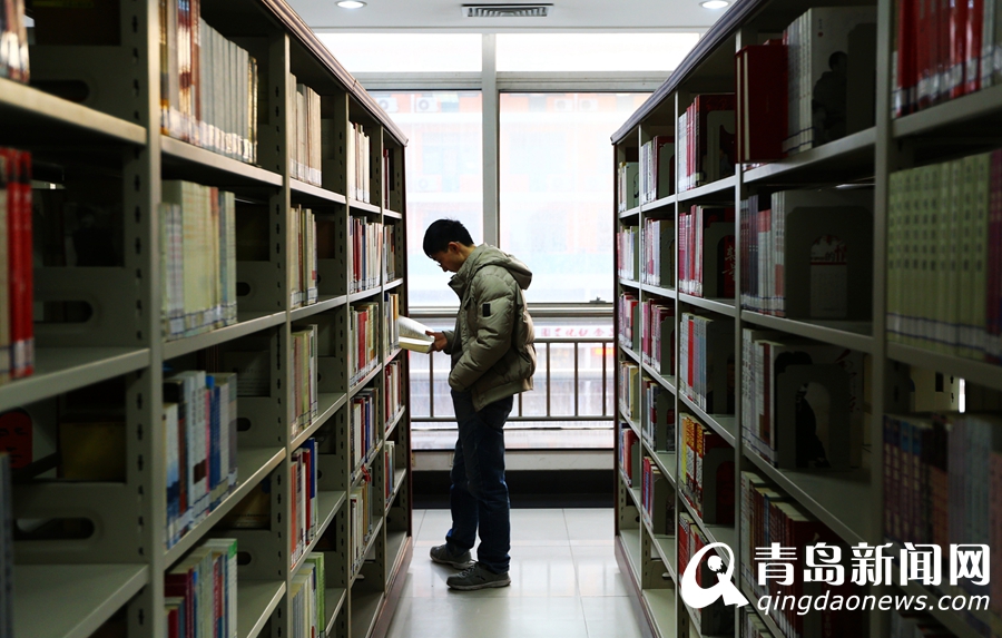 实拍石油大学图书馆 留守学子过书香假? - 青岛新闻网