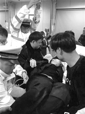 兰准銮被同事紧急送往医院抢救 通讯员供图