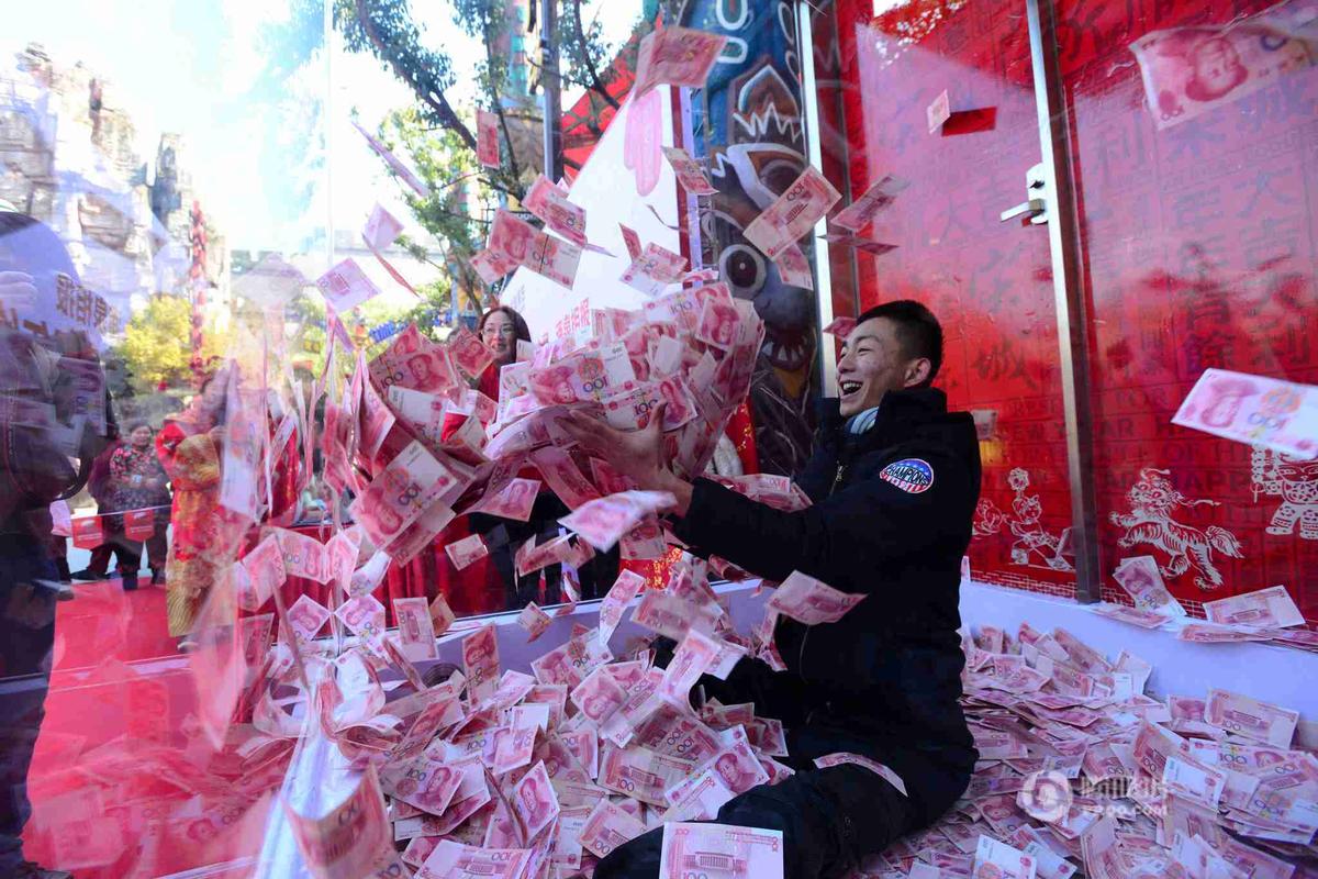 杭州景区给游客派发年终奖百万大钞满天飞图