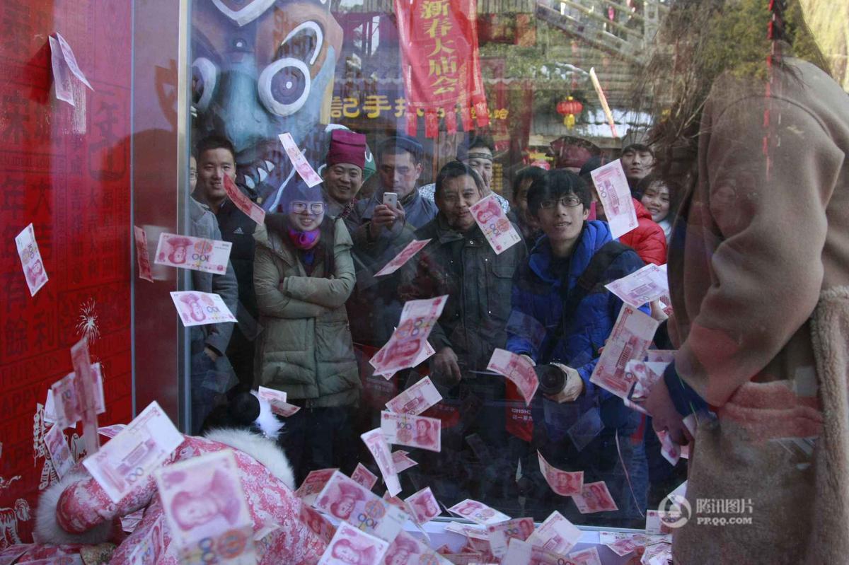 杭州景区给游客派发年终奖 百万大钞满天飞(图)
