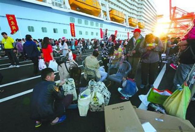 2015年10月2日,韩国釜山港码头,满载而归的中国游客。