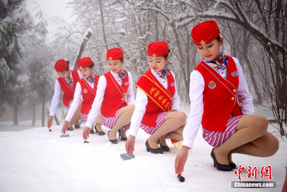 准空姐和空哥雪地训练“美丽冻人”