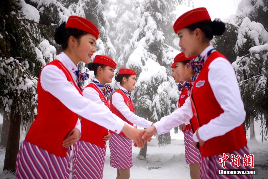 准空姐和空哥雪地训练“美丽冻人”