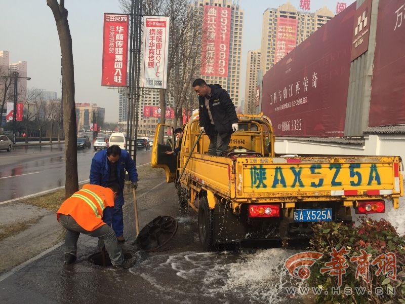 陕西消防栓断裂变“喷泉” 车辆排队洗车