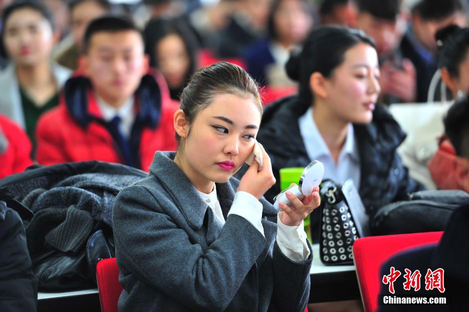 95后美女大学生扎堆应聘空乘 身材高挑