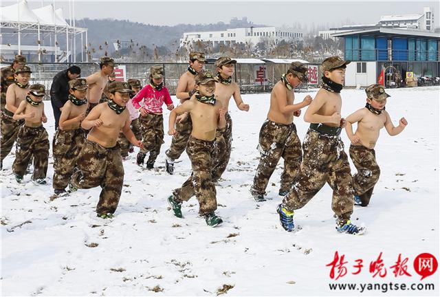 南京14名小孩雪地“裸”训 最小的3岁