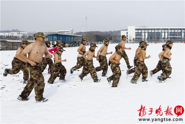 南京14名小孩雪地“裸”训 最小的3岁