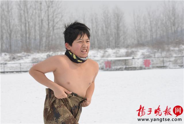 南京14名小孩雪地“裸”训 最小的3岁