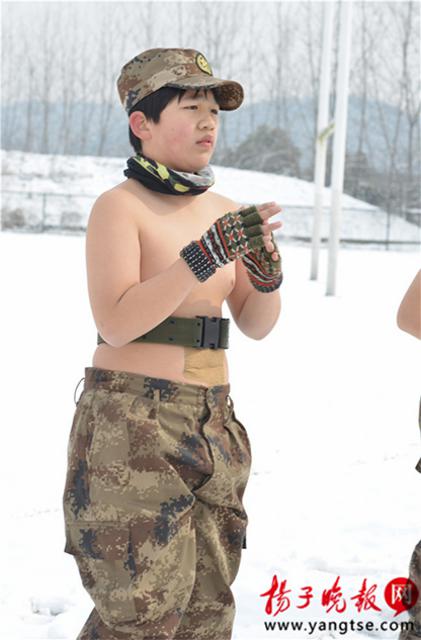 南京14名小孩雪地“裸”训 最小的3岁