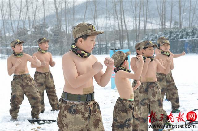 南京14名小孩雪地“裸”训 最小的3岁