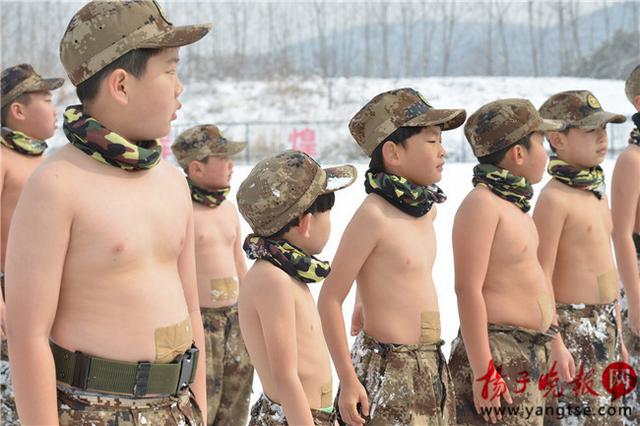 南京14名小孩雪地“裸”训 最小的3岁