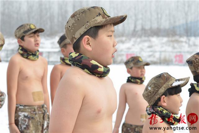 南京14名小孩雪地“裸”训 最小的3岁