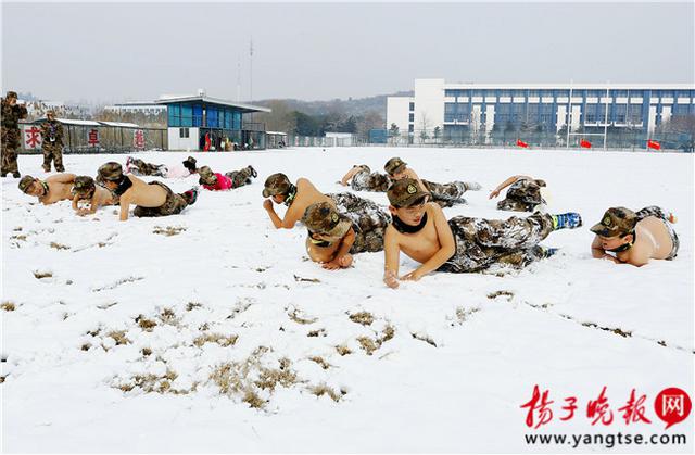 南京14名小孩雪地“裸”训 最小的3岁