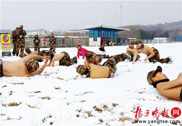 南京14名小孩雪地“裸”训 最小的3岁