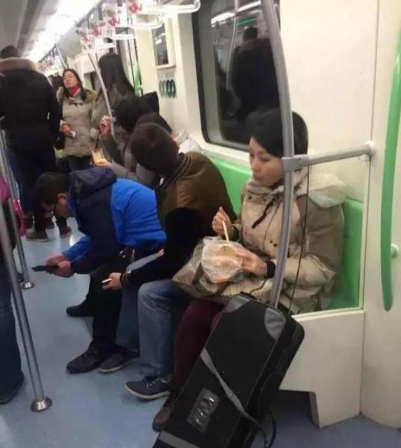 疑似'鸡爪女'现身地铁 不吃鸡爪改吃麻辣烫