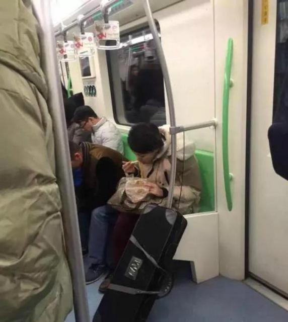 疑似'鸡爪女'现身地铁 不吃鸡爪改吃麻辣烫