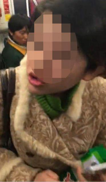 疑似'鸡爪女'现身地铁 不吃鸡爪改吃麻辣烫