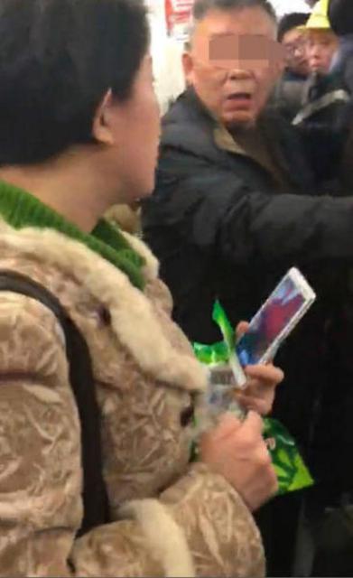 疑似'鸡爪女'现身地铁 不吃鸡爪改吃麻辣烫