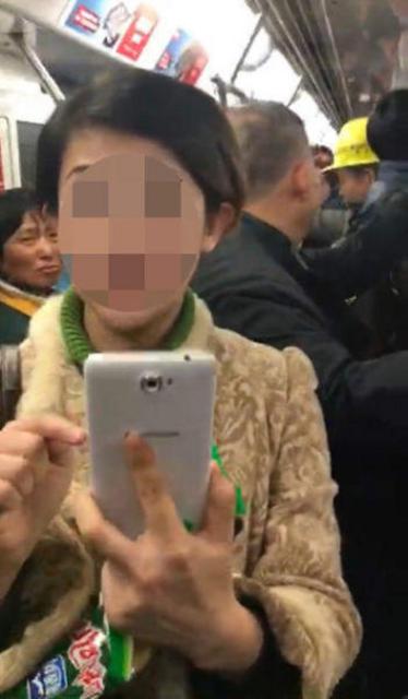 疑似'鸡爪女'现身地铁 不吃鸡爪改吃麻辣烫
