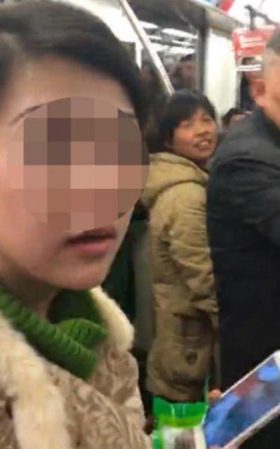 疑似'鸡爪女'现身地铁 不吃鸡爪改吃麻辣烫