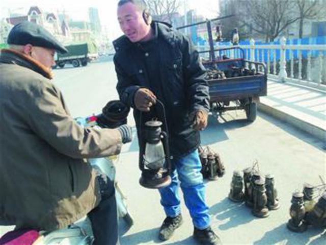 古董马灯即墨路边热卖 找回儿时过年味道