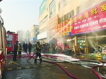 洛阳路汽配城发生火险 三个消防中队灭火