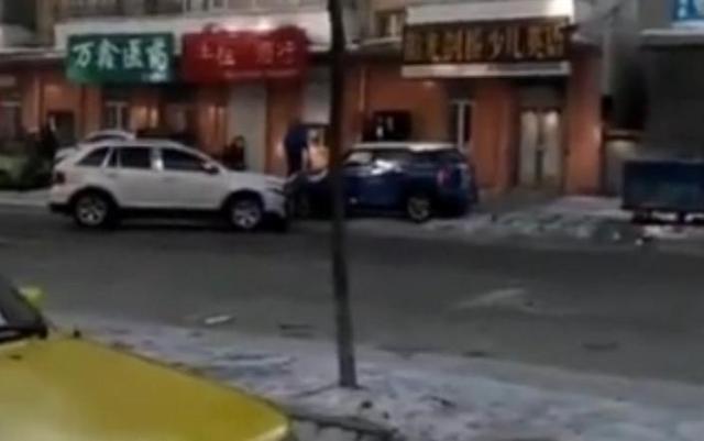 两车互撞不让 司机持棍砸车踢倒劝架女