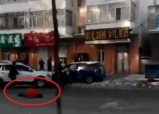 两车互撞不让 司机持棍砸车踢倒劝架女