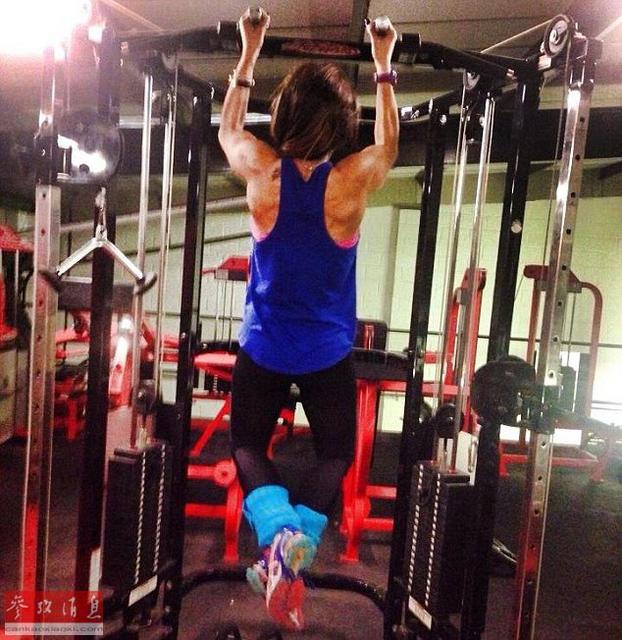 英国女子减肥练出六块腹肌 丈夫与其离婚