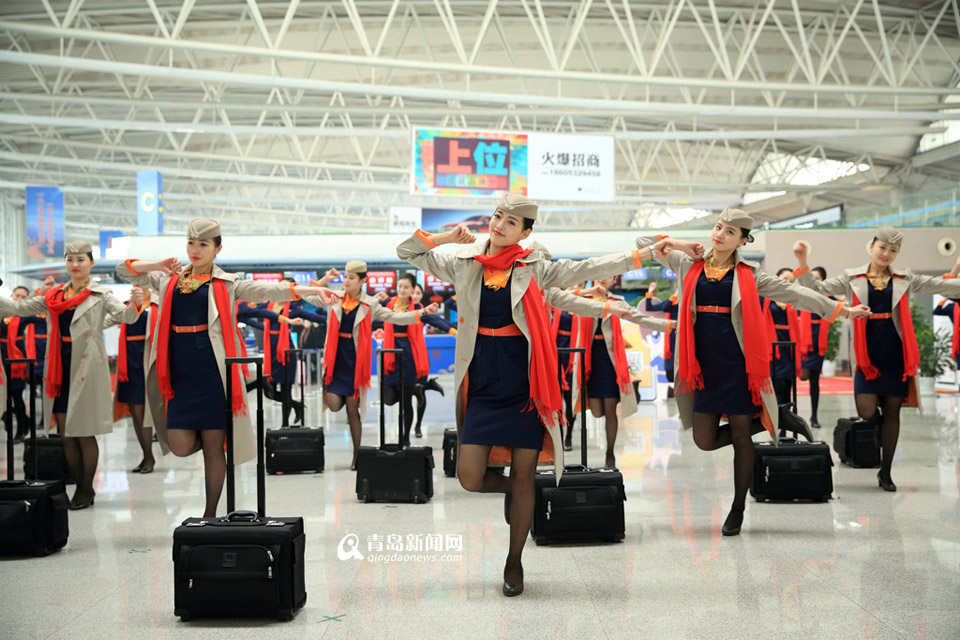 高清:青航空姐机场玩快闪 颜值爆棚舞姿动人 