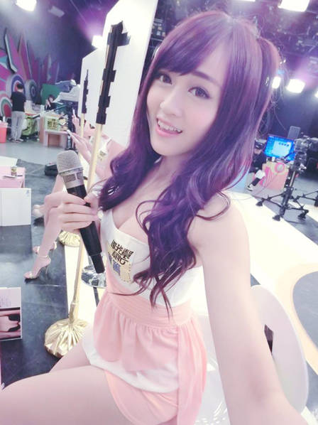 英语老师兼职做Showgirl 30多万人追随她