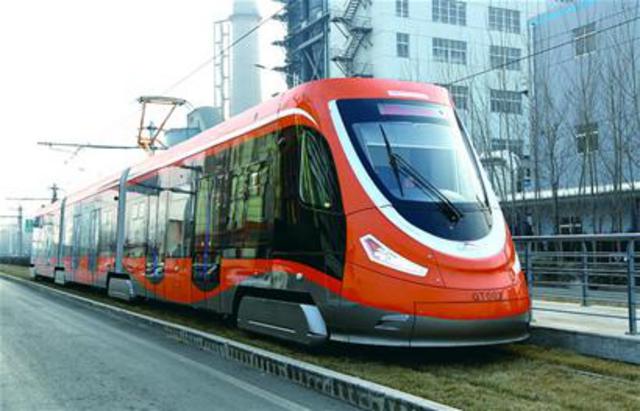 省内首条有轨电车昨载人试运行 全程只需30分钟