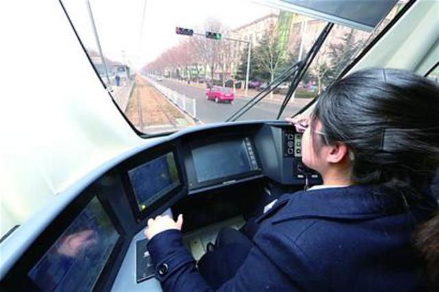 省内首条有轨电车昨载人试运行 全程只需30分钟