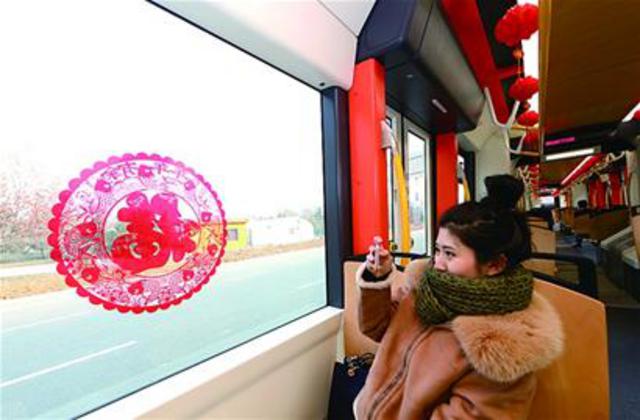 省内首条有轨电车昨载人试运行 全程只需30分钟