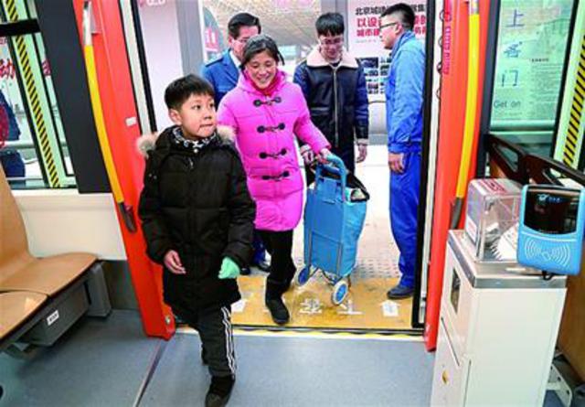 省内首条有轨电车昨载人试运行 全程只需30分钟