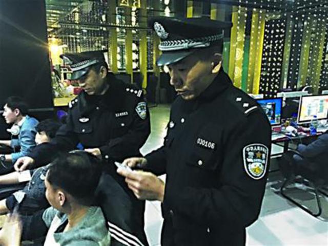 民警夜间巡查保平安