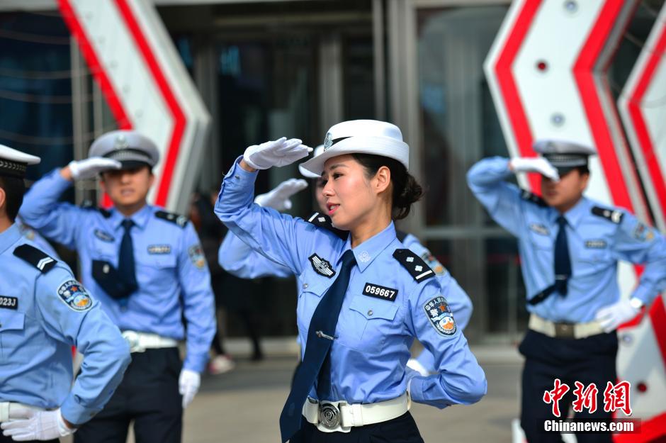 交警改编神曲热舞拜年 警花颜值爆表 