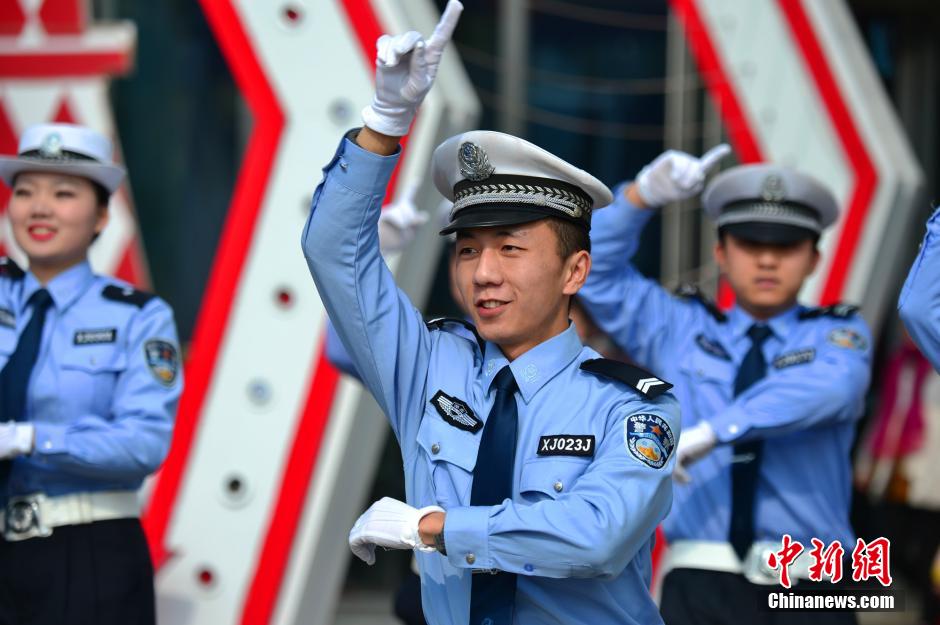 交警改编神曲热舞拜年 警花颜值爆表 