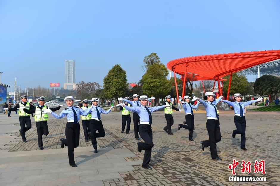 交警改编神曲热舞拜年 警花颜值爆表 