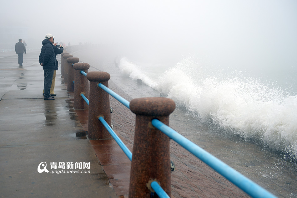 高清：青岛遇天文大潮 澳门路附近海域掀巨浪