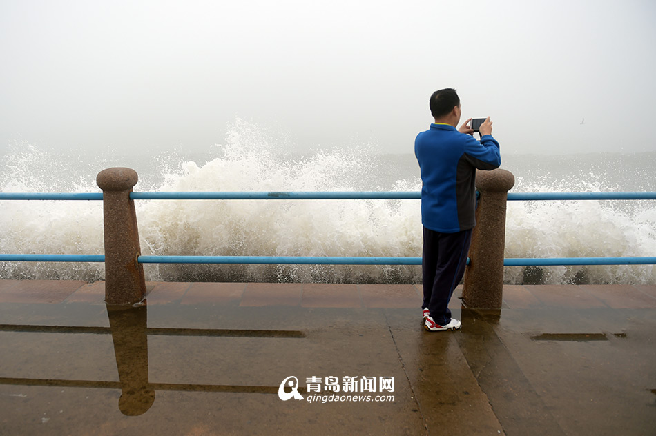 高清：青岛遇天文大潮 澳门路附近海域掀巨浪