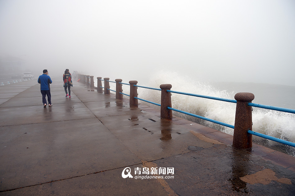 高清：青岛遇天文大潮 澳门路附近海域掀巨浪