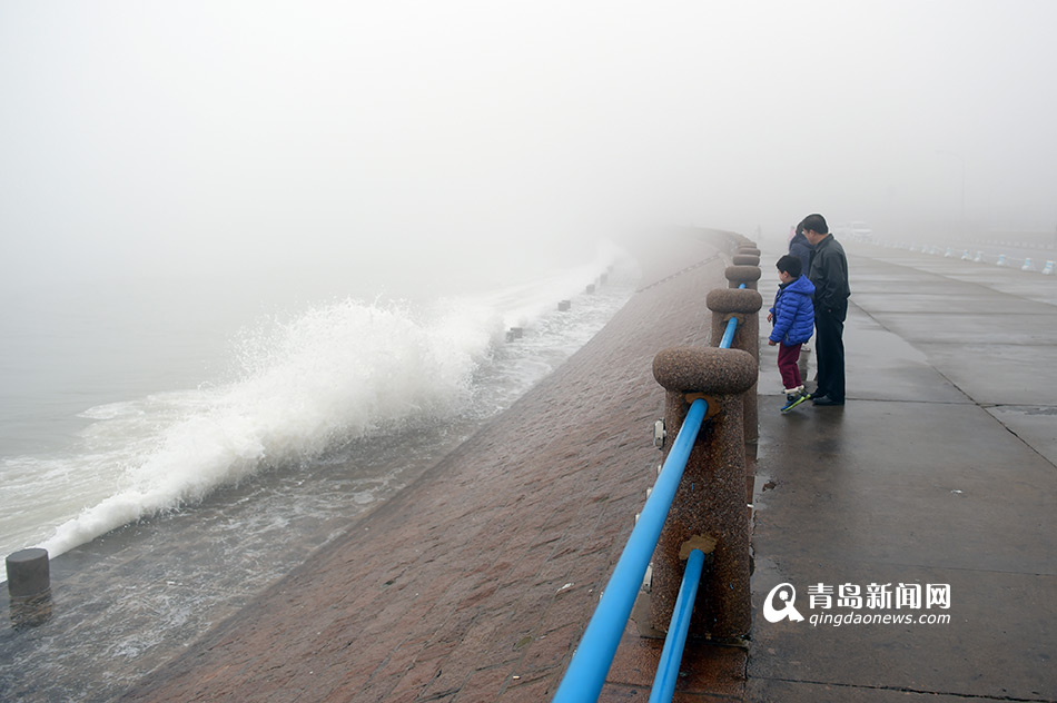 高清：青岛遇天文大潮 澳门路附近海域掀巨浪