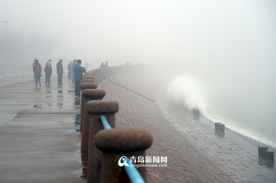 高清：青岛遇天文大潮 澳门路附近海域掀巨浪