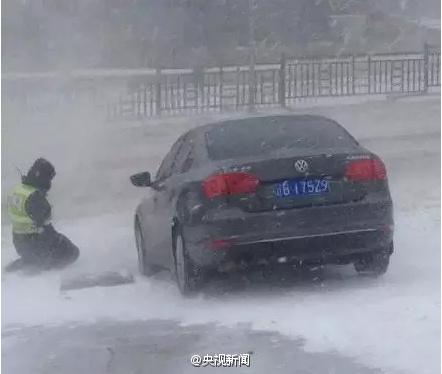 大连交警雪中推车 因太累路上跪倒休息