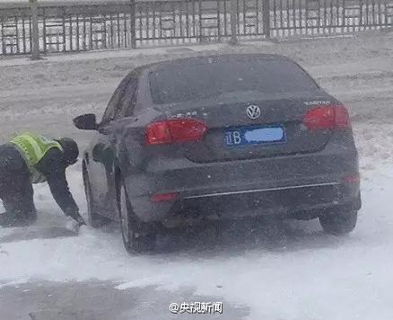 大连交警雪中推车 因太累路上跪倒休息