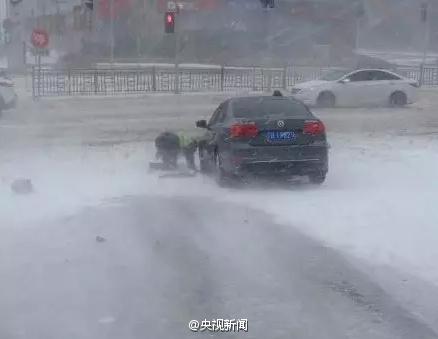大连交警雪中推车 因太累路上跪倒休息