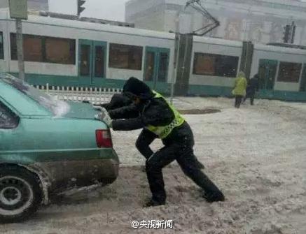 大连交警雪中推车 因太累路上跪倒休息