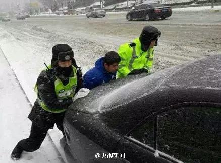 大连交警雪中推车 因太累路上跪倒休息