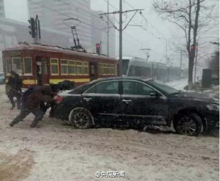 大连交警雪中推车 因太累路上跪倒休息